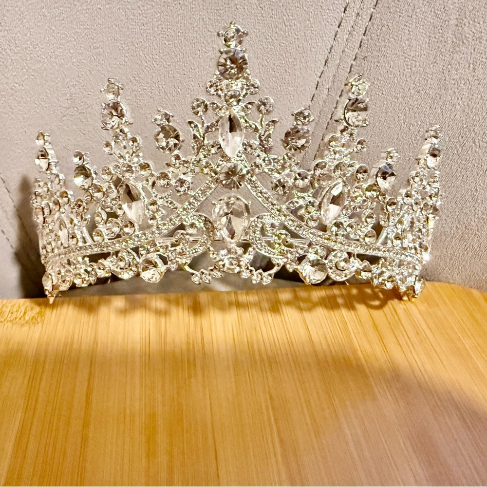 Exquisite Never Worn Crystal-Rhinestone Tiara. Adult or Child-Detailed-Sturdy.